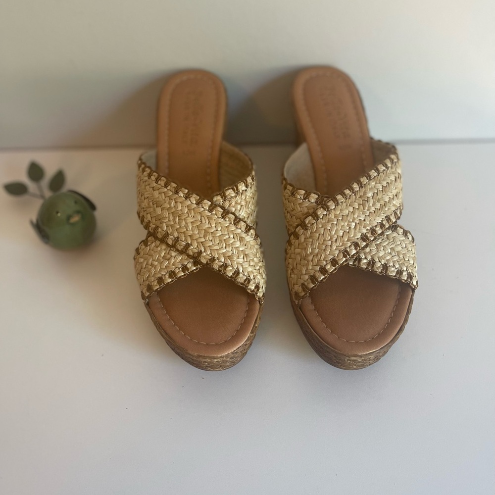 Bella Vita Women's Geo-Italy Wedge Tan Woven Sandals with Crisscross Straps 10W
